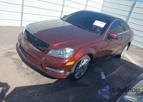 2015 Mercedes-Benz C 250 из США, поврежденный, VIN WDDGJ4HB5FG355812